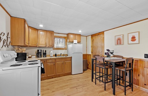 Thornton Cabin | Cabin W/Private Hot tub,PetFriendly, Fire pit 10min Loon mtn & owls Nest Resort