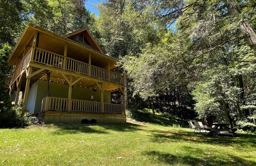 Mustoe Cabin | CABIN W/PRIVATE HOT TUB, MINS TO SNOWSHOE-RESORT,BIKING,HIKING,MOTORCYCLE RIDING