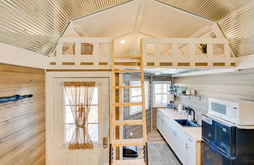 Austinville Apartment | Cabin w/Trail & Pond Access in Steamboat Rock!