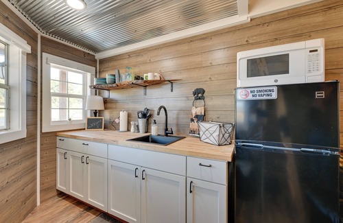 Austinville Apartment | Cabin w/Trail & Pond Access in Steamboat Rock!