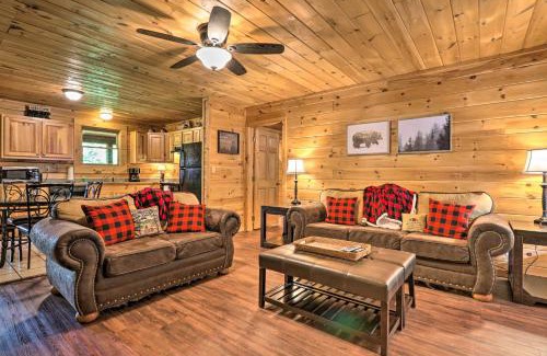 Pigeon Forge House | Cabin with Deck and Fireplace Less Than 3 Mi to Dollywood!