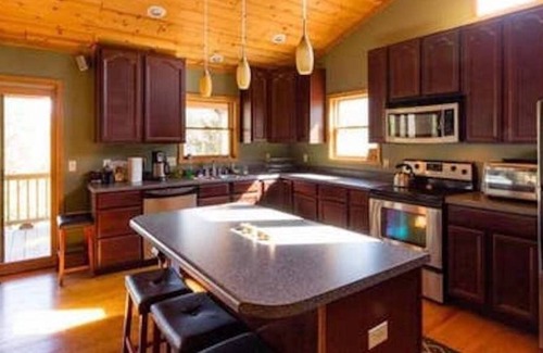 Lost River Cabin | Cabin with mountain view and gourmet kitchen.