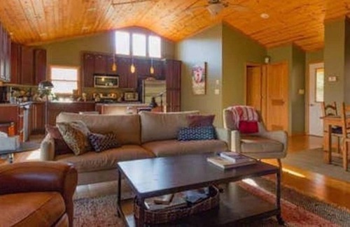 Lost River Cabin | Cabin with mountain view and gourmet kitchen.