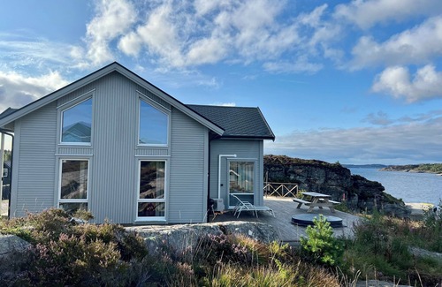 Steinsland Cabin | Cabin with panoramic views at the edge of the archipelago with outdoor hot tub
