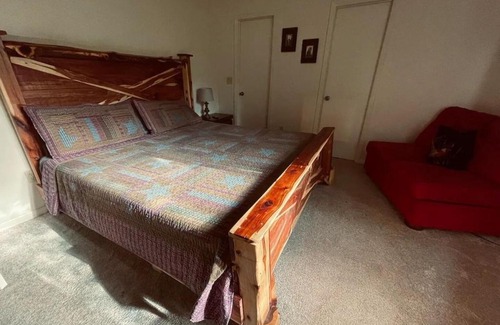 Gatlinburg House | Cabin with Treehouse Views, 3 King Beds, 4 Bunks, and Large Hot Tub!