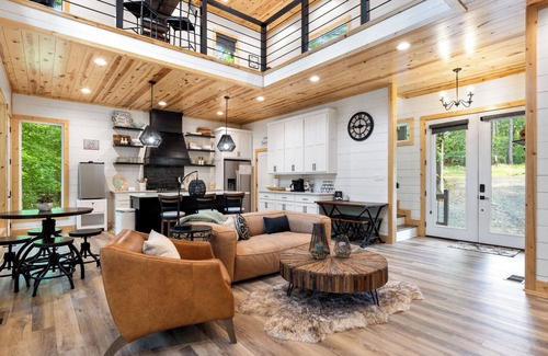 Broken Bow Cabin | Cabin Z Spacious Outdoor Deck and Party Deck Near Golf Course and Maze!