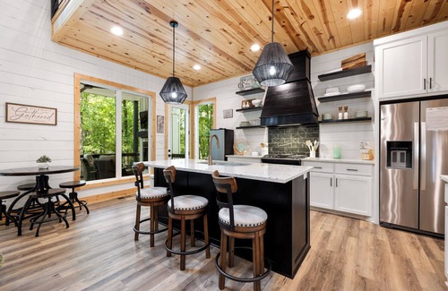 Broken Bow Cabin | Cabin Z Spacious Outdoor Deck and Party Deck Near Golf Course and Maze!