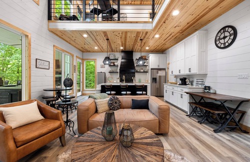 Broken Bow Cabin | Cabin Z Spacious Outdoor Deck and Party Deck Near Golf Course and Maze!