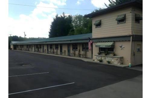 Short Creek Hotel | Cadiz Motel by OYO on route 250