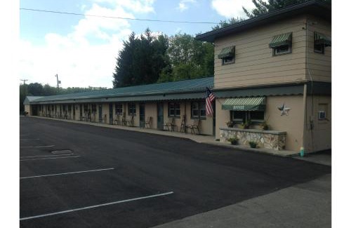 Short Creek Hotel | Cadiz Motel by OYO on route 250