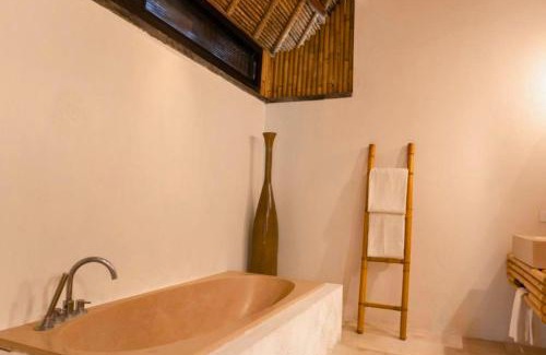 Munggu Villa | Cadudasa Beachfront 6 BR Private Pool Villa ZN127