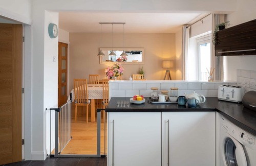 Rhosneigr House | Cae Cloc: 3-Bed Coastal Home in Rhosneigr | Managed by Anglesey Holiday Lettings