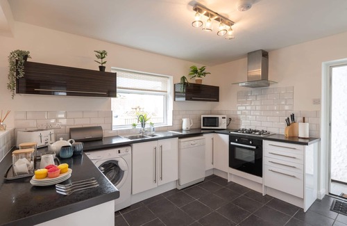 Rhosneigr House | Cae Cloc: 3-Bed Coastal Home in Rhosneigr | Managed by Anglesey Holiday Lettings