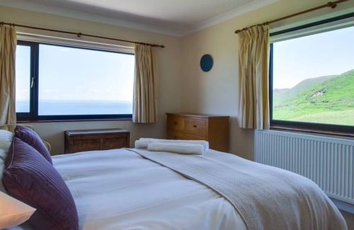 Crynant House | Caemor in the beautiful Swansea