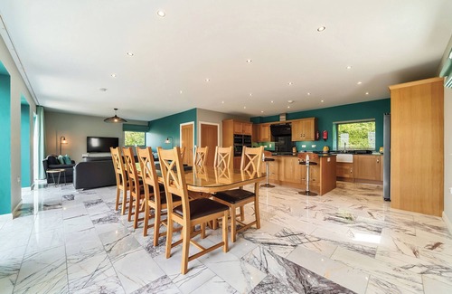Talsarnau Cottage | CAERFFYNNON HOUSE, family friendly, with hot tub in Porthmadog