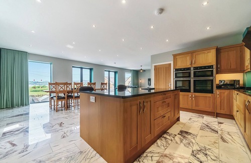 Talsarnau Cottage | CAERFFYNNON HOUSE, family friendly, with hot tub in Porthmadog