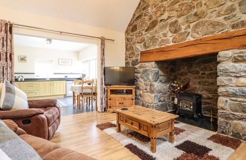 Dyffryn Ardudwy Cottage | CAERFFYNON BACH, romantic, with a garden in Dyffryn Ardudwy