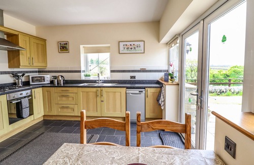 Dyffryn Ardudwy Cottage | CAERFFYNON BACH, romantic, with a garden in Dyffryn Ardudwy