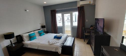 Patong House | Cafe de Paris
