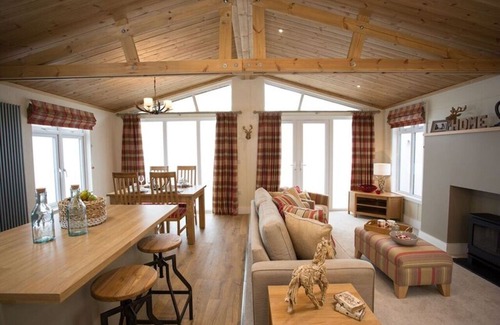 Eyemouth Cabin | Cairn Lodge, luxury lodge with hot tub, Coldingham, Scottish Borders