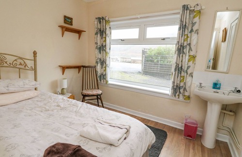 Arrochar Apartment | CAIRN VIEW, pet friendly, character holiday cottage in Arrochar
