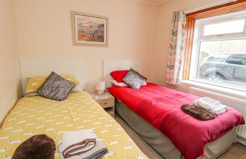 Arrochar Apartment | CAIRN VIEW, pet friendly, character holiday cottage in Arrochar