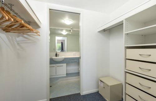 Cairns Central Business District Apartment | Cairns Esplanade 2BR Waterfront Apartment Sleeps 6