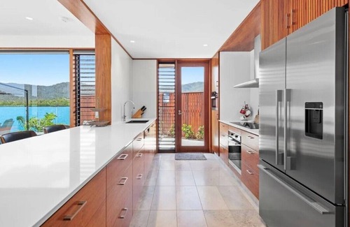 Airlie Beach House | Cala 14 – A Paradise Private Collection Luxury Home with Stunning Water Views