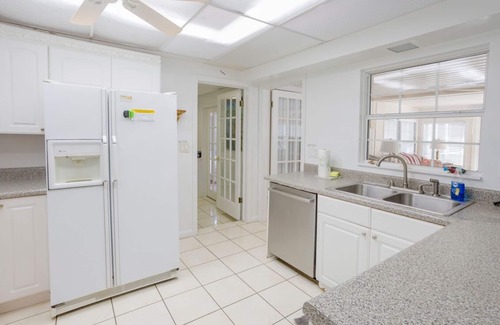 Carlouel House | CALADESI HOUSE, CLEARWATER ISLAND, PRIVATE BEACH, PRIVATE SWIMMINGPOOL