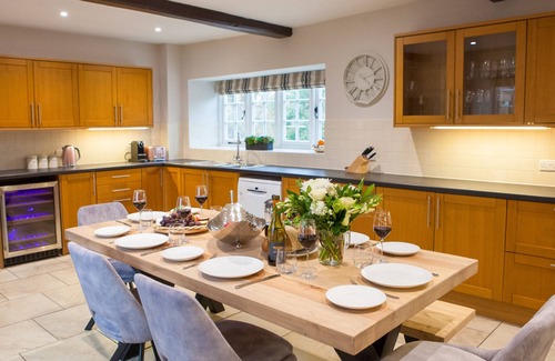 Montgomery Cottage | Calcot Farmhouse - a beautiful farmhouse that sleeps 8 guests in 4 bedrooms