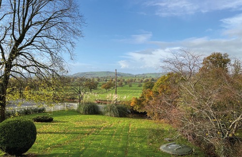 Montgomery Cottage | Calcot Farmhouse - a beautiful farmhouse that sleeps 8 guests in 4 bedrooms