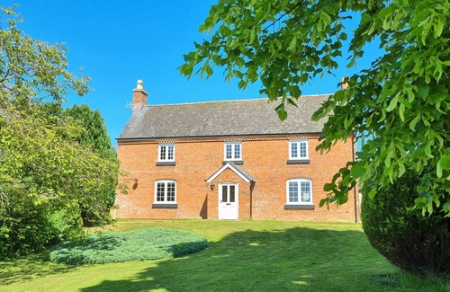 Montgomery Cottage | Calcot Farmhouse - a beautiful farmhouse that sleeps 8 guests in 4 bedrooms
