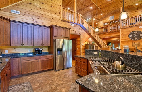 Cherokee Cabin | Caldwell Lodge - less than 5 miles to Harrah's Cherokee Casino.