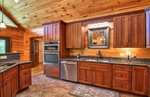 Cherokee Cabin | Caldwell Lodge - less than 5 miles to Harrah's Cherokee Casino.