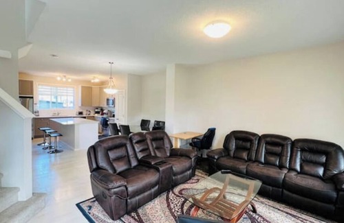Calgary House | Calgary Airport Getaway Spacious 3BR Full Home