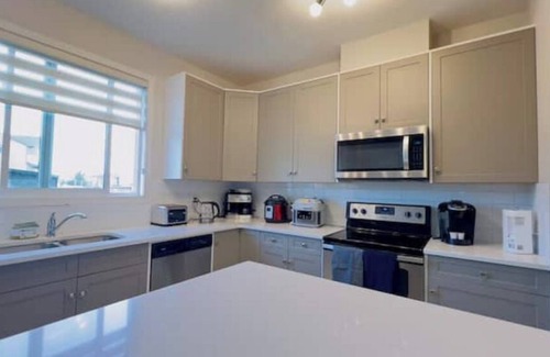 Calgary House | Calgary Airport Getaway Spacious 3BR Full Home