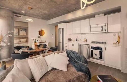 Connaught Apartment | Calgary Tower View |King Bed | 2BR |AC | Pool |Gym