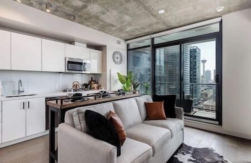 Connaught Apartment | Calgary Tower View | Mins to Saddledome| Pool |Gym