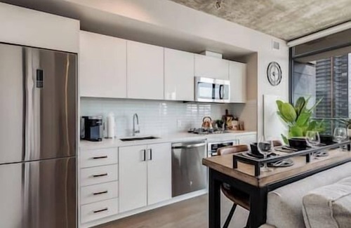 Connaught Apartment | Calgary Tower View | Mins to Saddledome| Pool |Gym
