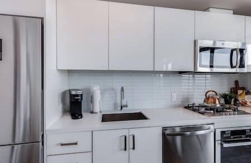 Connaught Apartment | Calgary Tower View | Mins to Saddledome| Pool |Gym