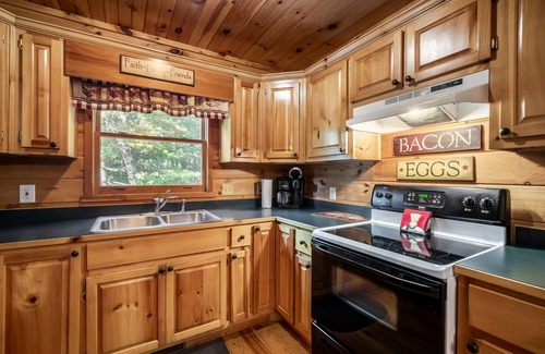 Blue Ridge Cabin | Calico Cabin Spacious mountain retreat 2 miles from downtown Blue Ridge, GA