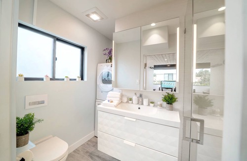 Mar Vista House | California King, 1 Bathroom, Full Kitchen, and Large Workspace in Venice Beach