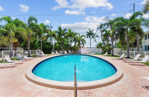 Imperial Point Apartment | Calling all snowbirds! One bedroom with pool and close to the beach.