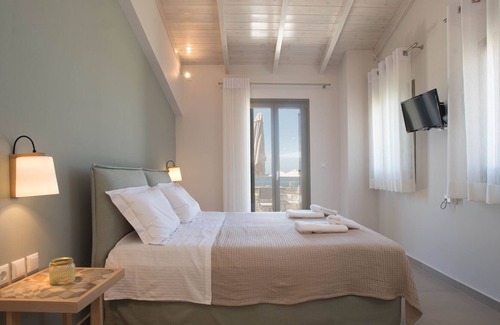 Gargaliani Apartment | Callisto Seaside - Actaea Queen Studio