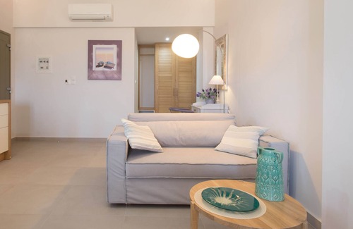 Gargaliani Apartment | Callisto Seaside - Actaea Queen Studio