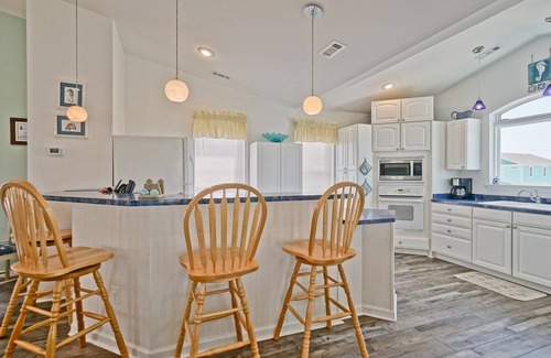 Long Beach House | Calm-N-Rea's/2606 E Beach Drive - Coastal Vacation Resorts