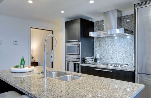 Downtown Victoria Condo | Calm Waters At The Falls - Pool, A/C, View, Sleeps 6 W/Parking.