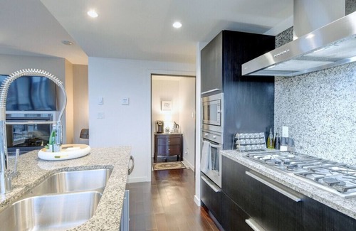 Downtown Victoria Condo | Calm Waters At The Falls - Pool, A/C, View, Sleeps 6 W/Parking.