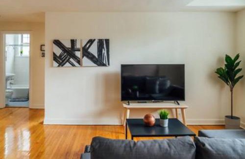 Chicago Apartment | Calm & Well-Equipped 2BR Chicago Apartment - Central Cozy
