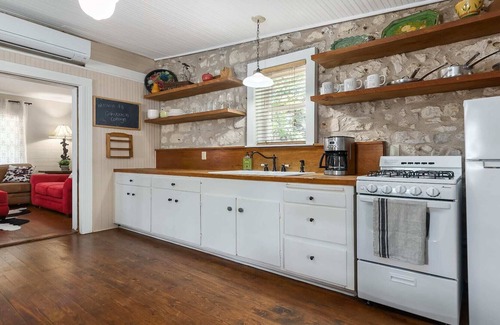 Fredericksburg House | Calmbach Cottage, great backyard plus hot tub